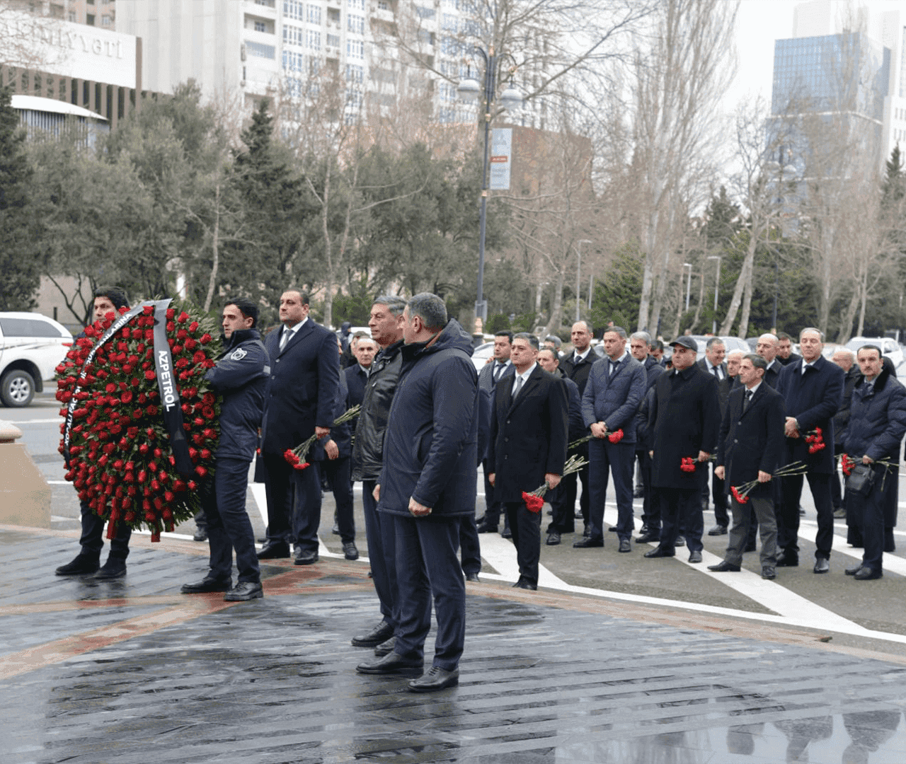 “Azpetrol” şirkətinin kollektivi “Ana harayı” abidəsini ziyarət edib.
